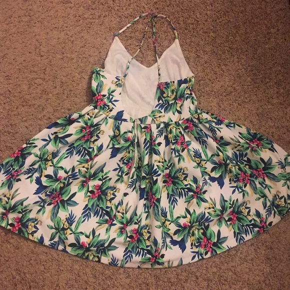 Beautiful Boutique Party Dress - Picture 2 of 3